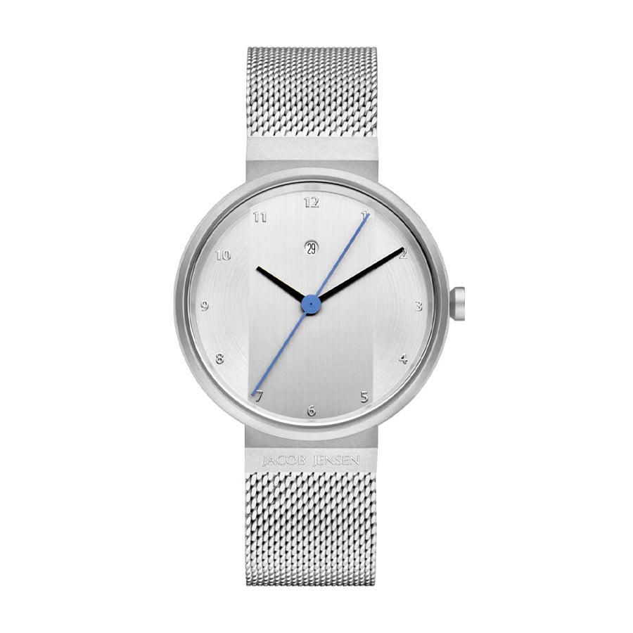 Zilveren horloge met mesh-band, witte wijzerplaat en blauwe secondewijzer.