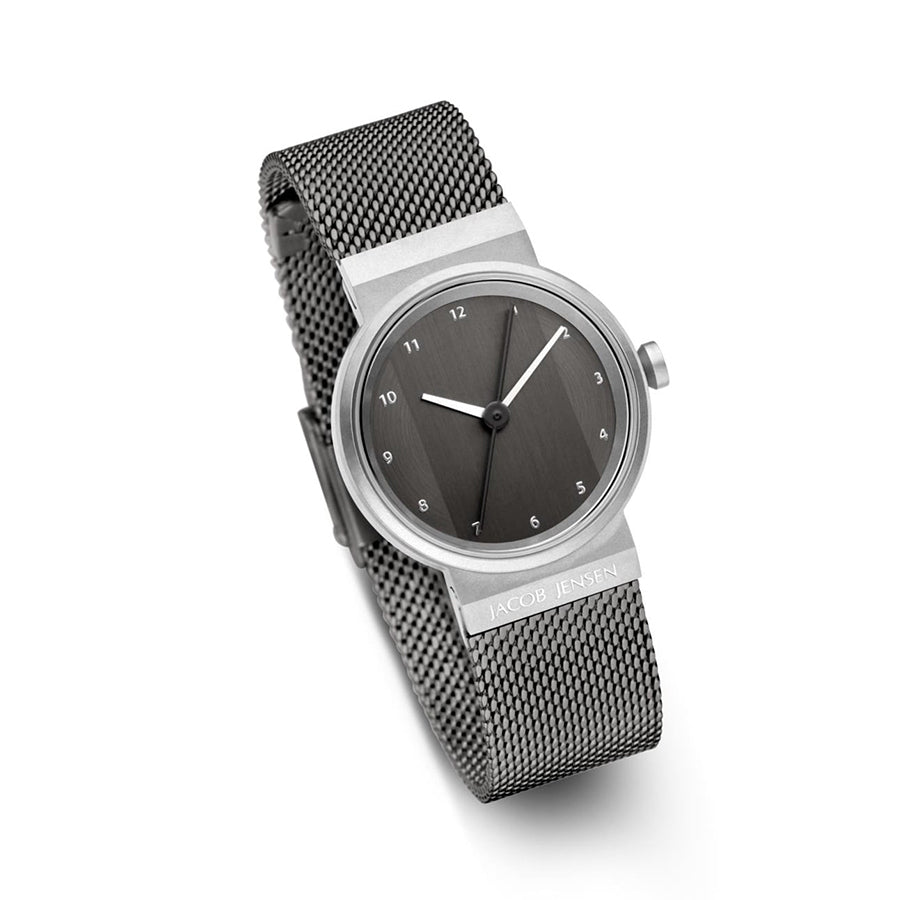 Zilveren horloge met een grijze wijzerplaat en een mesh-band.