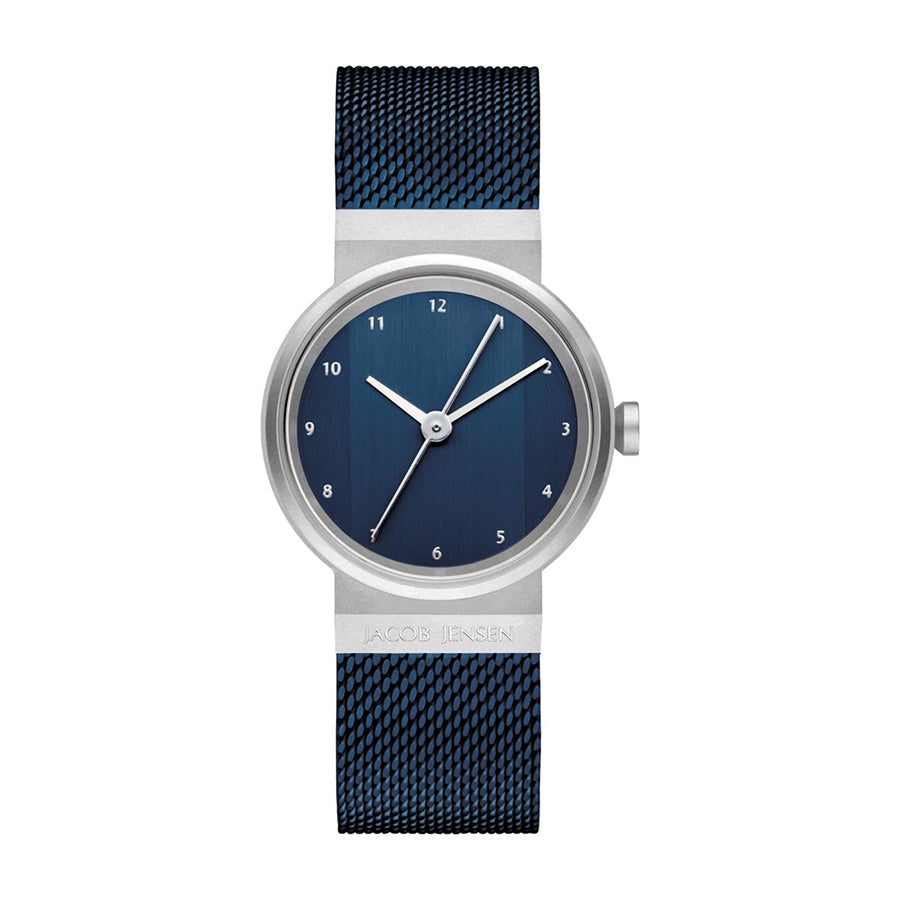 Stalen horloge met blauwe wijzerplaat en mesh-band in blauw.