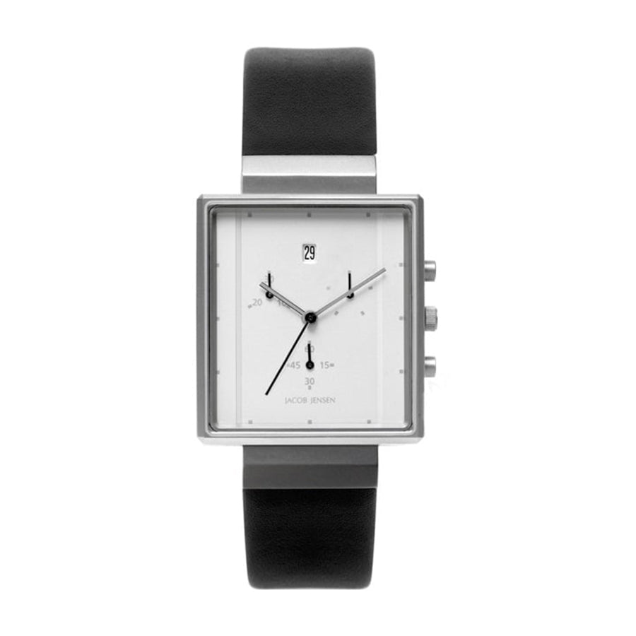 Zilveren horloge met vierkante wijzerplaat, zwarte leren band en chronograaffunctie.