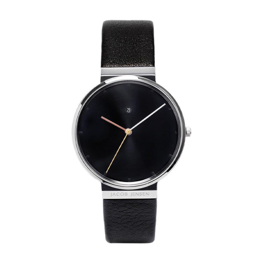 Zwart horloge met een ronde wijzerplaat, metalen kast en leren band.