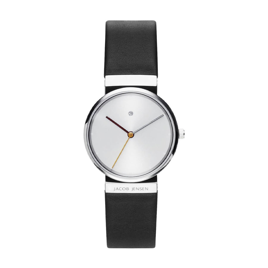 Zilveren horloge met een minimalistische wijzerplaat en zwarte lederen band.