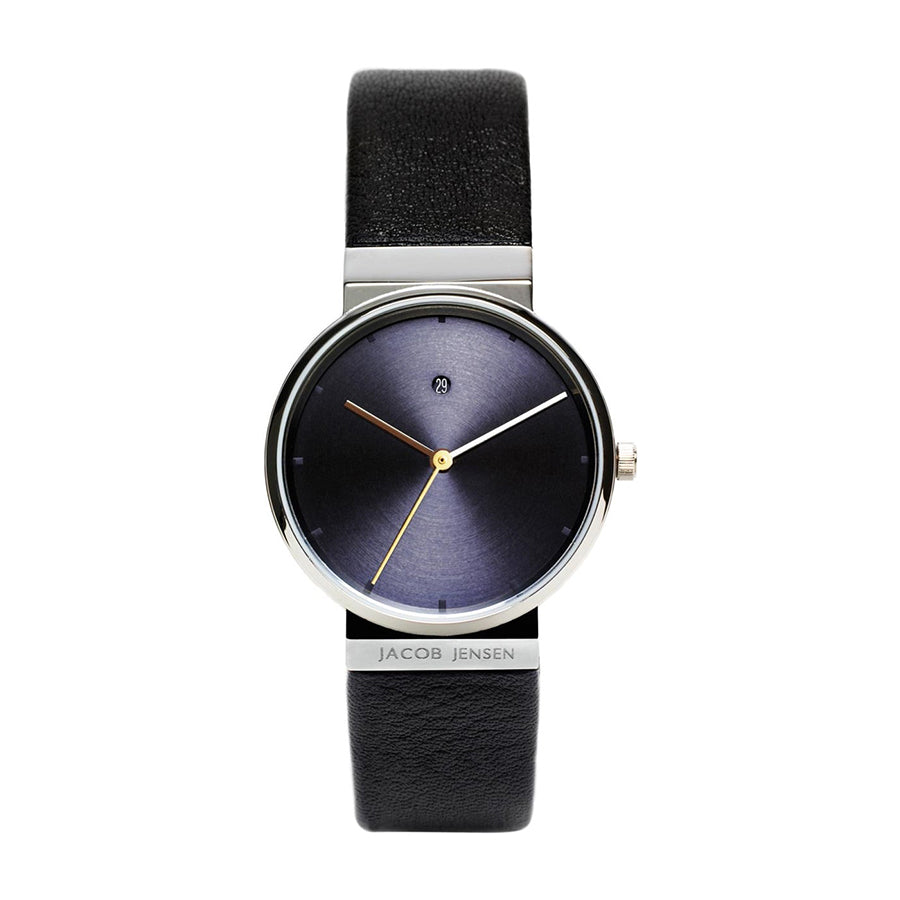 Zwart leren horloge met een ronde, donkerblauwe wijzerplaat en gouden wijzers.
