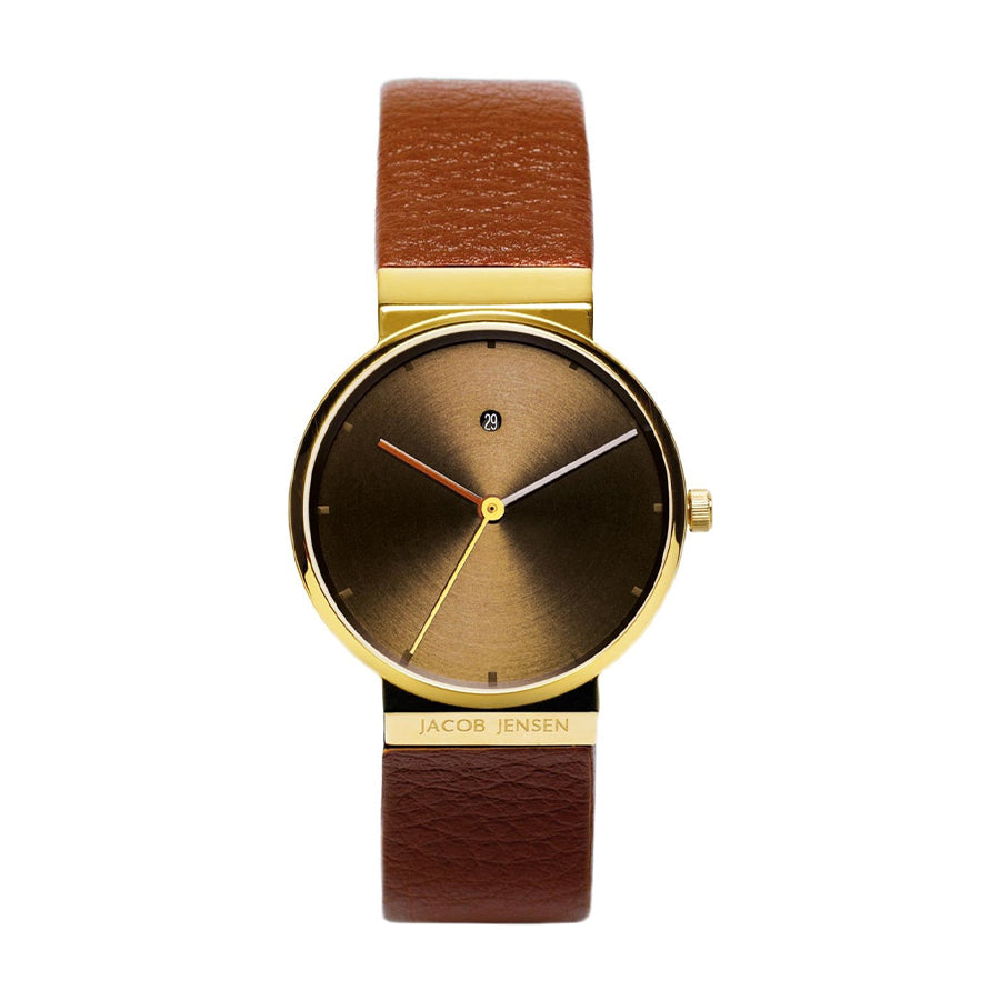 Gouden horloge met een bruine leren band en een bronzen wijzerplaat met drie wijzers.