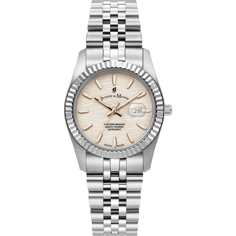 Het horloge Jacques Du Manoir Inspiration Passion JWL01802 heeft een metalen schakelband, een ronde beige wijzerplaat, Quartz uurwerk, gouden uurmarkeringen, datumweergave op 3 uur en een geribbelde lunette.