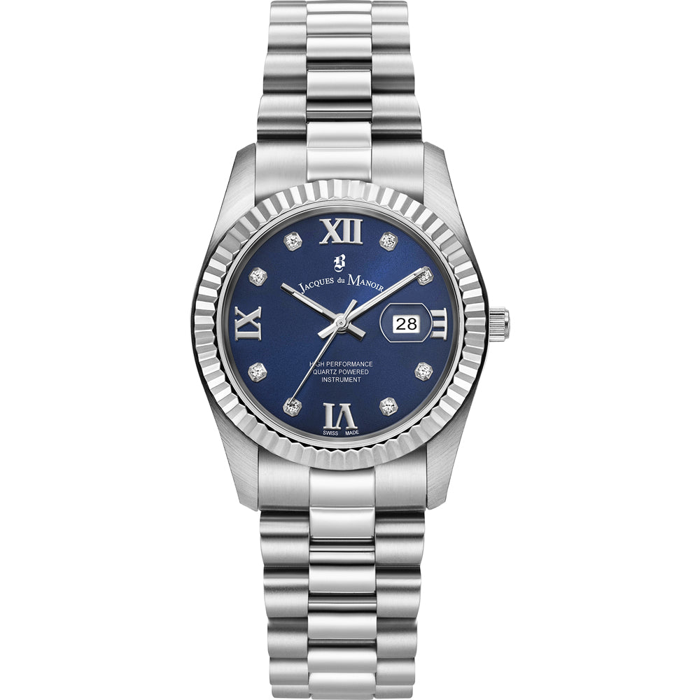 Zilveren horloge met blauwe wijzerplaat, Romeinse cijfers en diamantaccenten, voorzien van een metalen schakelband.
