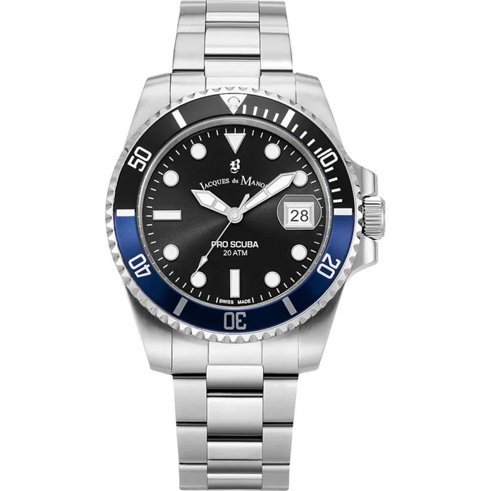Zilveren duikhorloge met zwarte wijzerplaat, blauwe lunette en datumaanduiding, waterdicht tot 20 ATM.