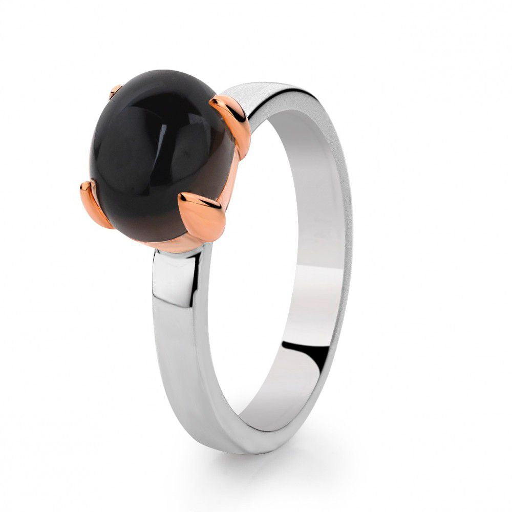 Zilveren ring met een grote, ovale rookkwarts en een roségouden zetting.