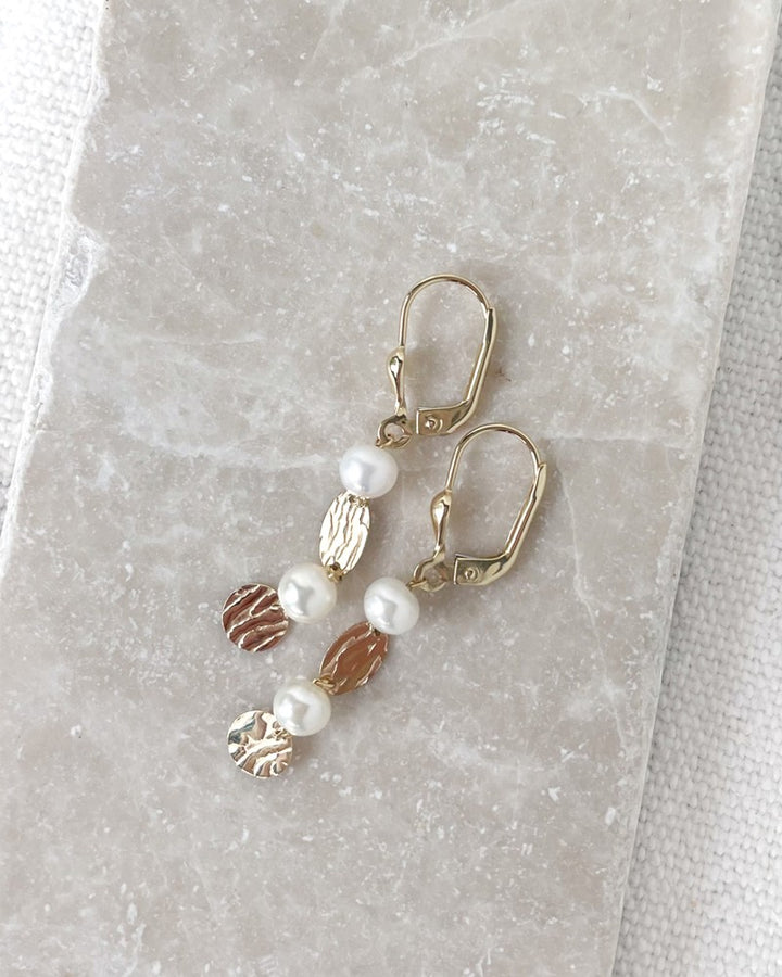 Gouden oorhaken met lange aanhangers en pareltjes – 14 karaat geelgoud