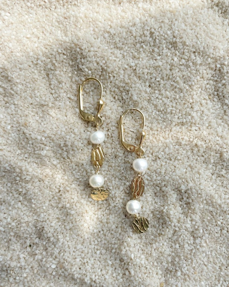 Gouden oorhaken met lange aanhangers en pareltjes – 14 karaat geelgoud