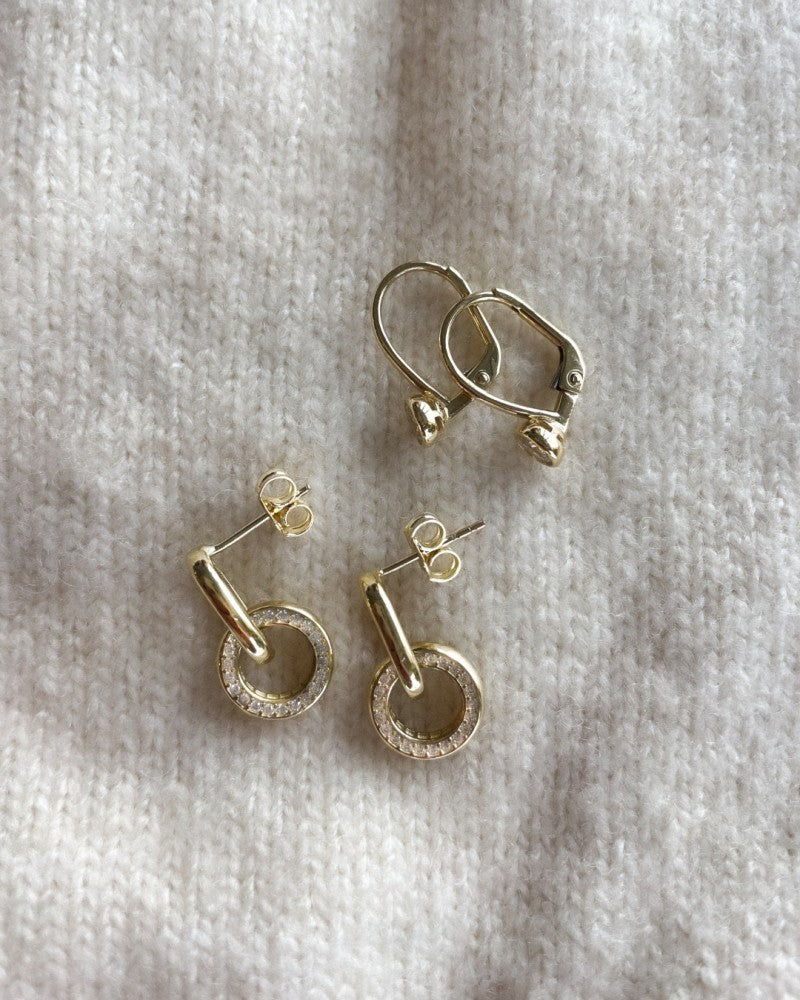 Geelgouden oorhaken met zirkonia's in ronde zetkast – 14 karaat