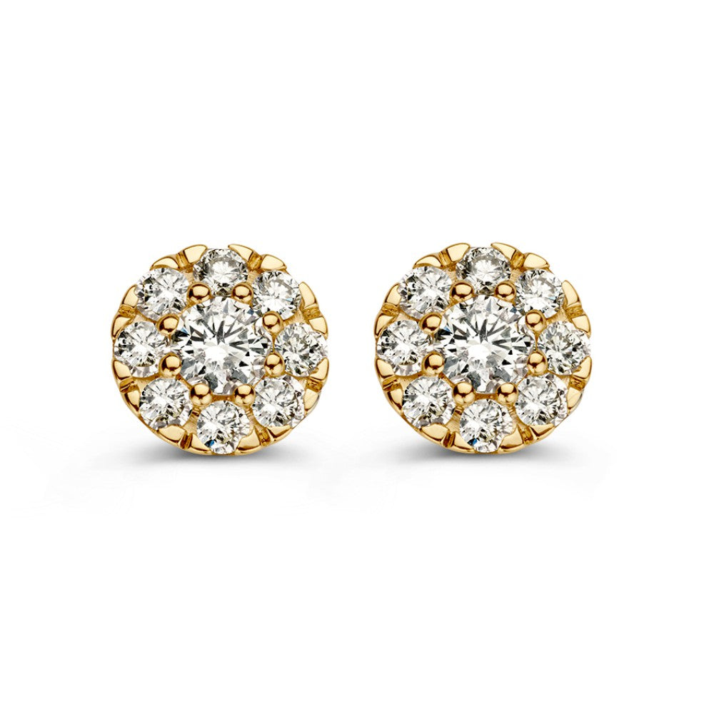 Geelgouden oorknoppen met een centrale diamant omringd door kleinere diamanten in entourage zetting.