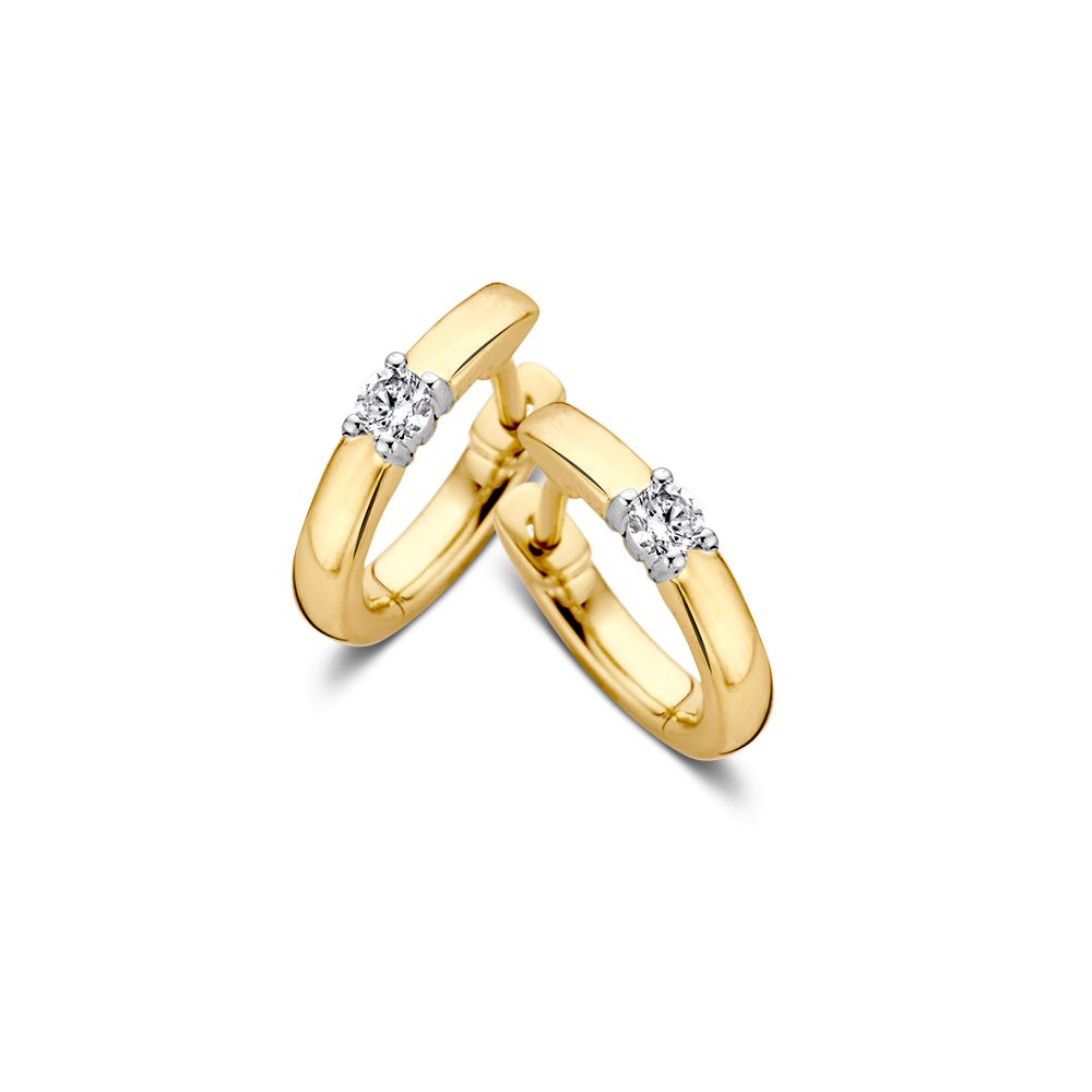 Bicolor 14 karaat gouden oorringen met twee briljant geslepen diamanten van 0,10 crt in een moderne, strakke vorm.