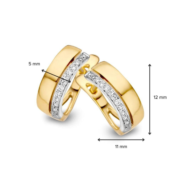 Een paar Bicolor Geel- en Witgouden Oorringen met Diamant (14 karaat, 0.10 ct) van Excellent Jewelry, van 12x11x5 mm, afgebeeld op een witte achtergrond met maatlijnen.
