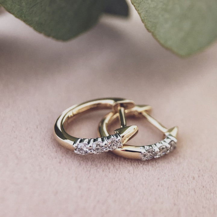 Bicolor Geel- en Witgouden Oorringen met Drie Diamanten – 14 Karaat Oorringen met 0.15 Carat Diamanten