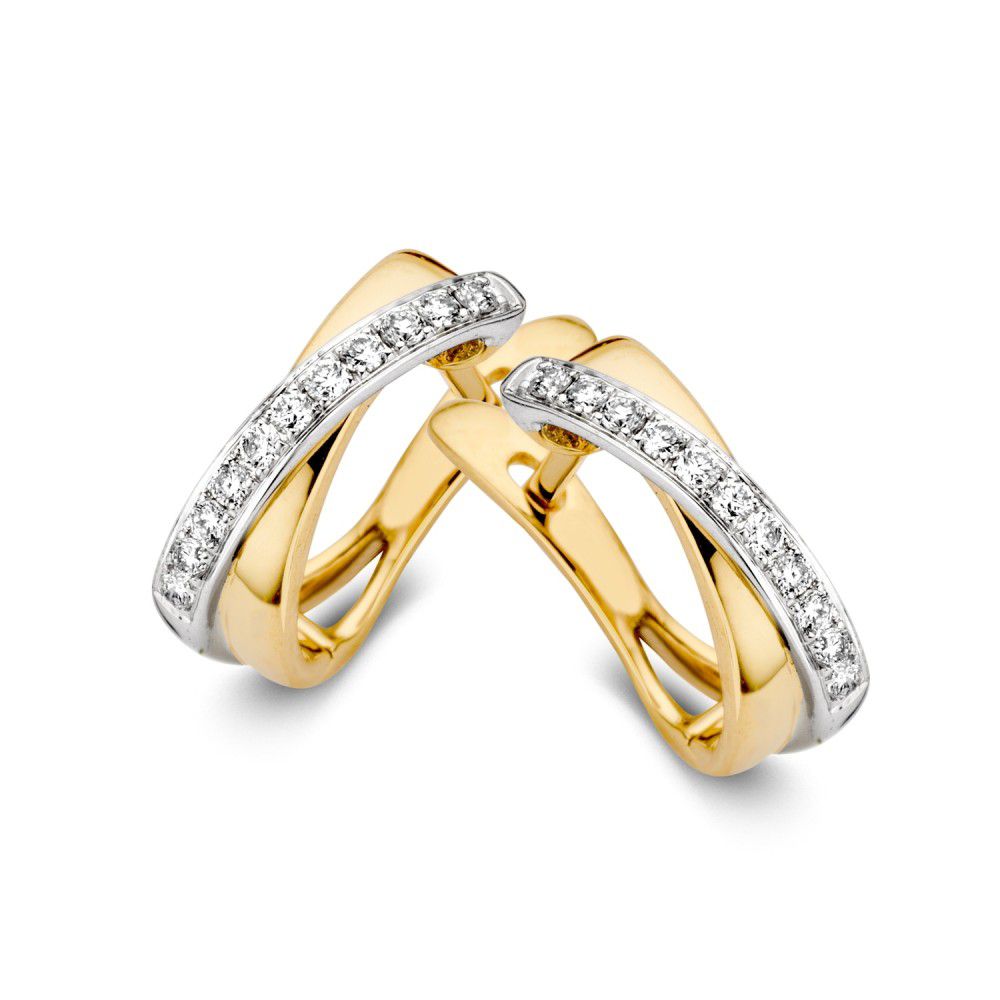 Bicolor geel- en witgouden oorringen met een glanzende afwerking en 0.16 carat diamanten.