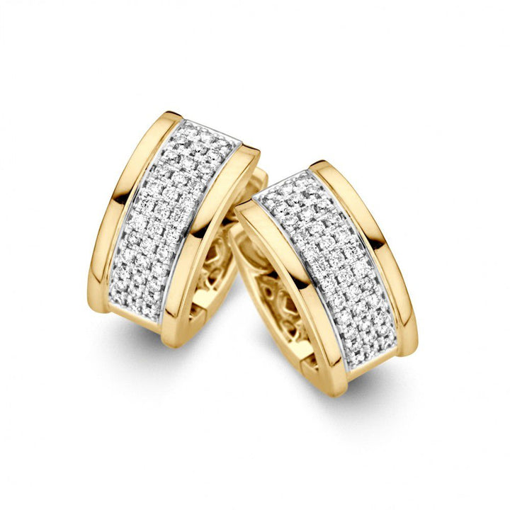 Een paar Brede Geel- en Witgouden Oorringen met Diamanten in Pavézetting van Excellent Jewelry, gemaakt van 14 karaat goud en bezet met 0.45 ct briljanten.