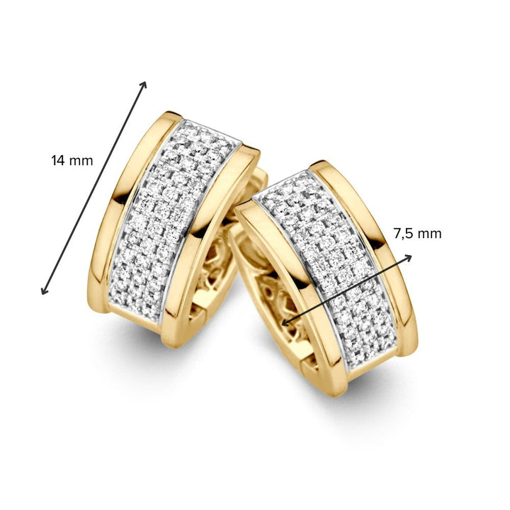 De Brede Geel- en Witgouden Oorringen met Diamanten in Pavézetting van Excellent Jewelry zijn 14 karaat, bevatten 0.45 ct briljanten, meten 14 x 7.5 mm en worden getoond op een witte achtergrond met maatpijlen.