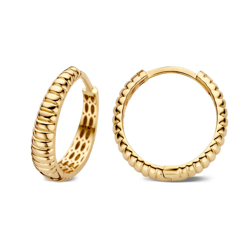 De Geelgouden Oorringen met Geribbeld Design van Excellent Jewelry zijn 14 karaat goud, met een circulaire vorm en opvallende geribbelde textuur - een tijdloos sieraad uit de Van der Kooij collectie.