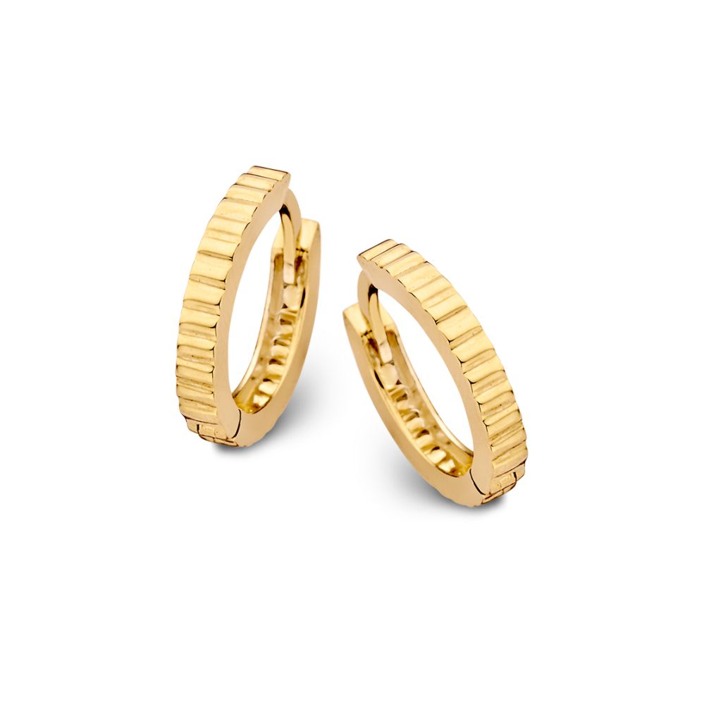 Geelgouden oorringen met geribbeld design en een glanzende afwerking in 14 karaat goud.