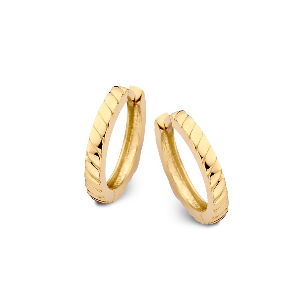 Geelgouden oorringen met ribbel design, gemaakt van 14 karaat goud.