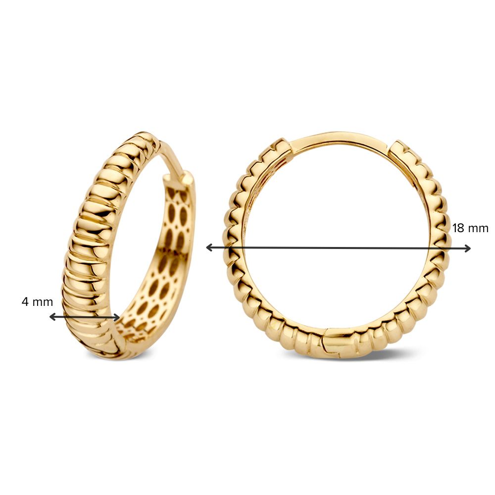 De Geelgouden Oorringen met Geribbeld Design van Excellent Jewelry zijn 14 karaat gouden Van der Kooij oorringen: één is 4 mm dik, de ander heeft een diameter van 18 mm - een tijdloos sieraad met ribbelstructuur.