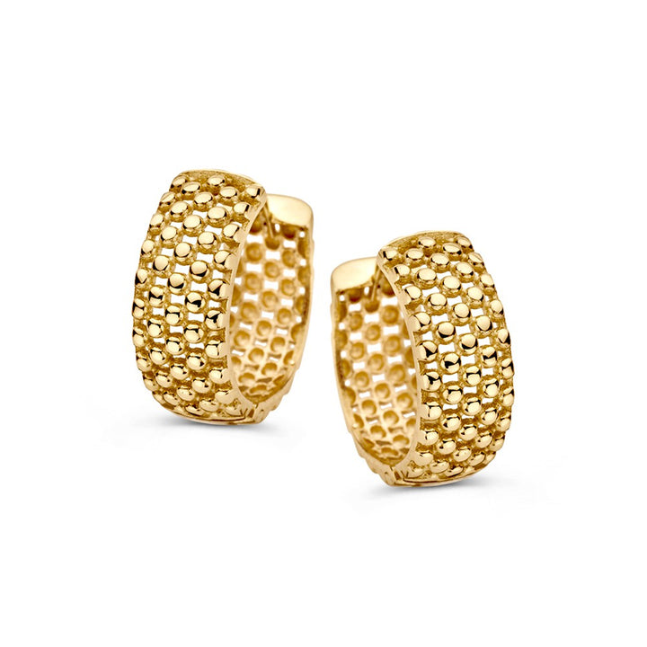 De Bolle Geelgouden Oorringen met Fijn Bolletjespatroon van Excellent Jewelry zijn vervaardigd uit 14 karaat goud en hebben een brede band met glanzend bolletjesmotief voor een tijdloze, elegante uitstraling.