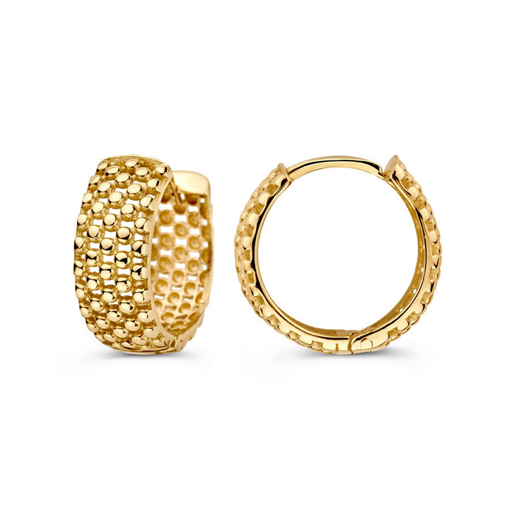 Een paar Bolle Geelgouden Oorringen met Fijn Bolletjespatroon van Excellent Jewelry toont tijdloze elegantie: de ene oorbel staat rechtop en laat de buitenkant zien, de andere ligt op zijn kant en laat de binnenkant en sluiting zien.