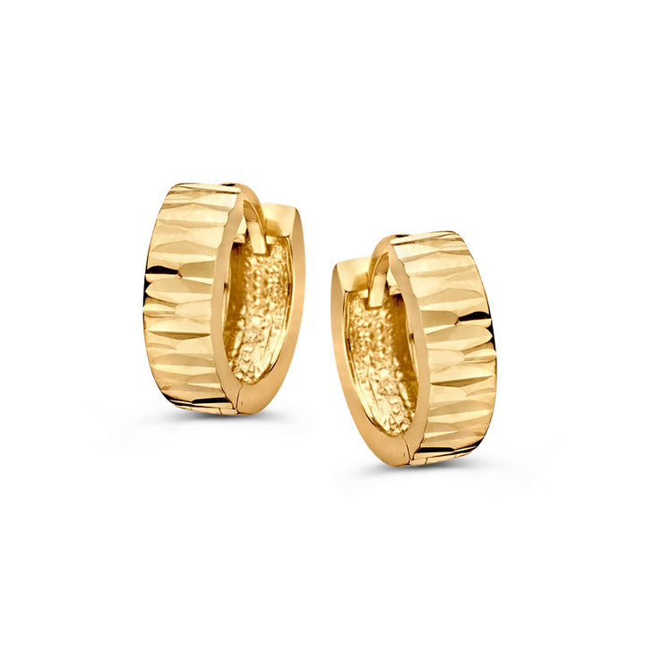 De Geelgouden Oorringen met Bewerkte Voorzijde - Subtiele Luxe van Excellent Jewelry zijn kleine, 14 karaat geelgouden oorringen met een textuur en facet-afwerking, getoond op een witte achtergrond.