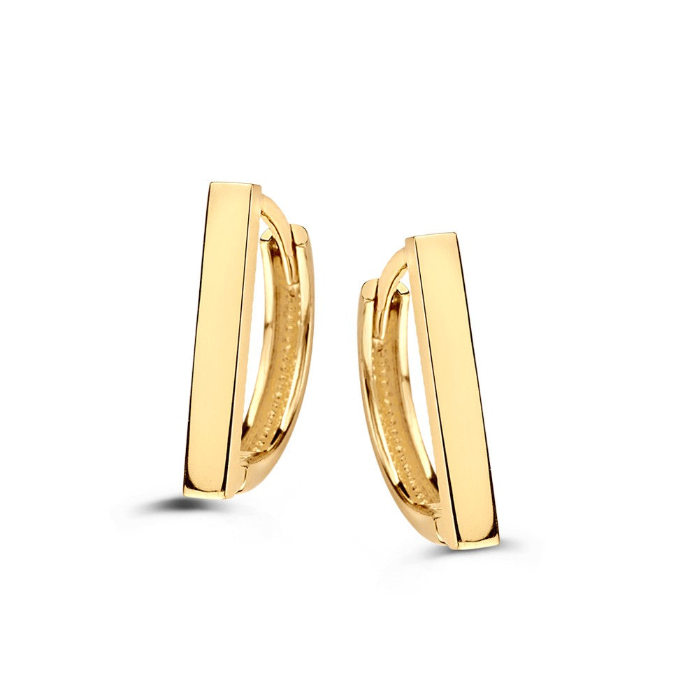 Geelgouden oorringen met een speels, rechthoekig design en een glanzende afwerking.