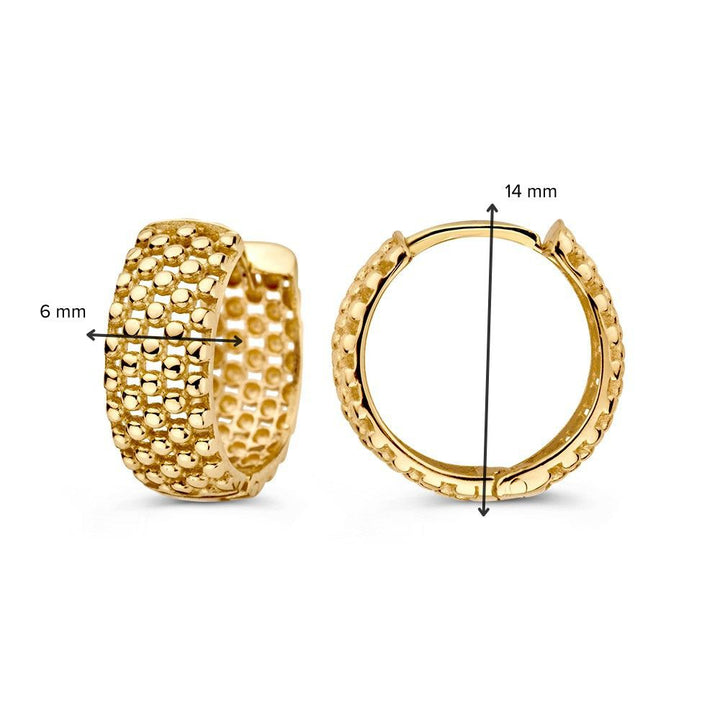 De Bolle Geelgouden Oorringen met Fijn Bolletjespatroon van Excellent Jewelry zijn afgebeeld: één staat rechtop, de ander van opzij met maten van 6 mm breed en 14 mm diameter. Gemaakt van 14 karaat goud, stralen ze tijdloze elegantie uit.