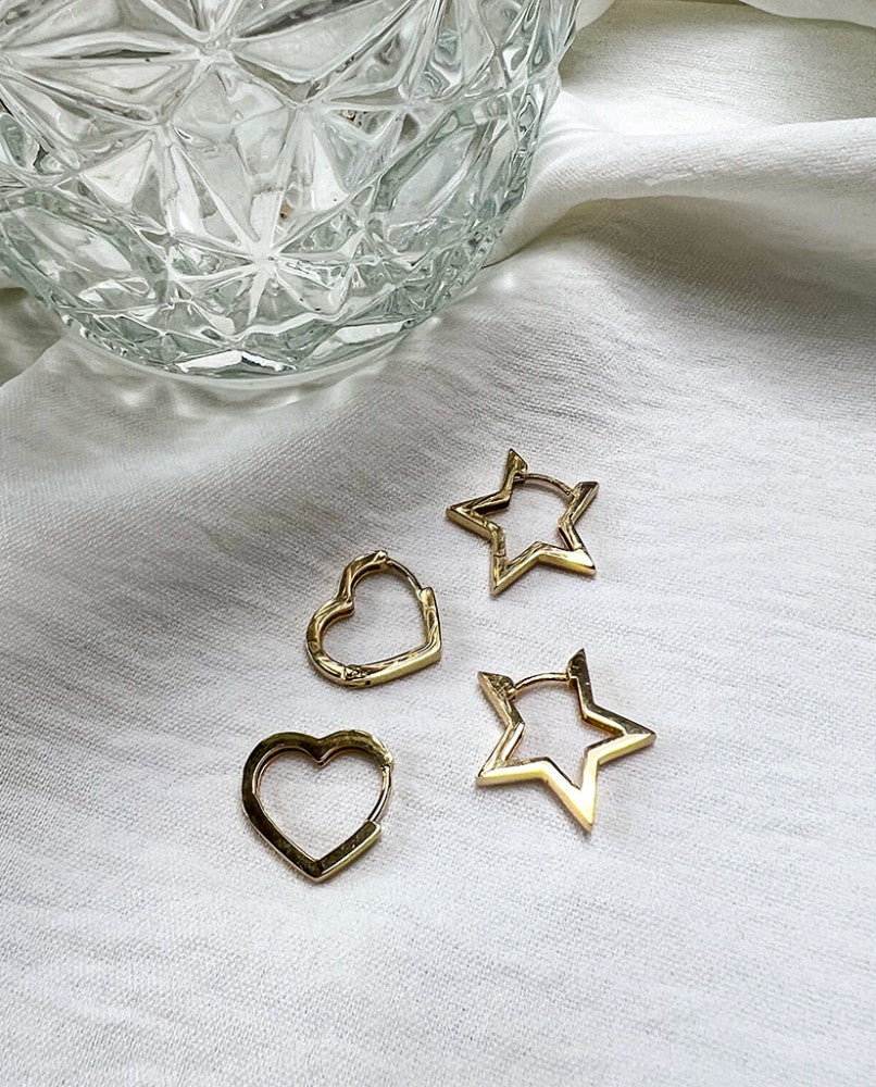 Geelgouden Hartvormige Oorbellen – Een Symbool van Liefde en Elegantie