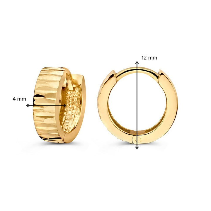 Excellent Jewelry Geelgouden Oorringen met Bewerkte Voorzijde - Subtiele Luxe: twee 14 karaat oorringen, één bewerkt en één glad, 12 mm diameter en 4 mm breedte. Sieraden gepresenteerd op een witte achtergrond.