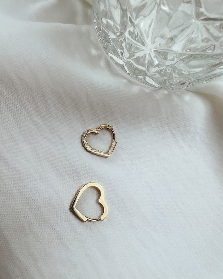 Geelgouden Hartvormige Oorbellen – Een Symbool van Liefde en Elegantie