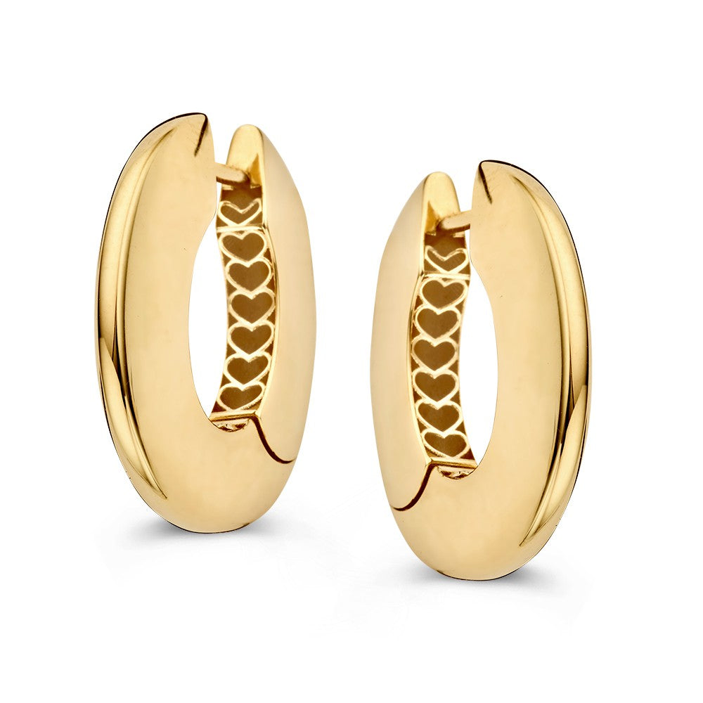 Geelgouden oorbellen in een plat, ovaal design met een hartvormige uitsnede aan de binnenkant.