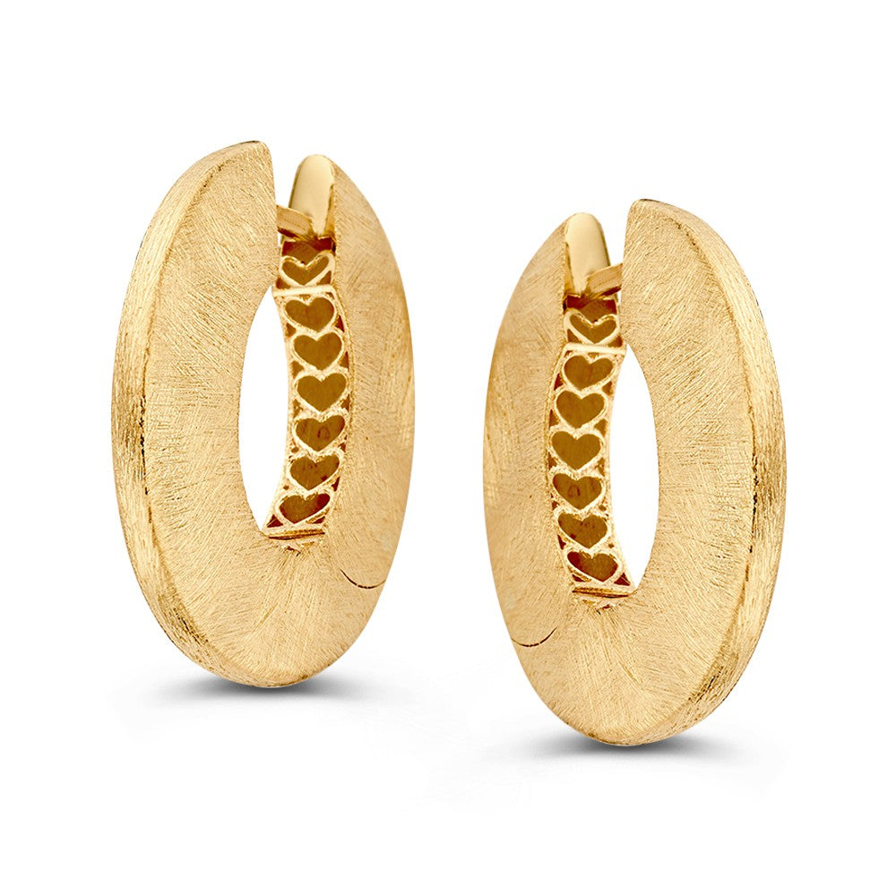 Geelgouden gematteerde oorbellen met een ijs matte afwerking en een opvallend design.