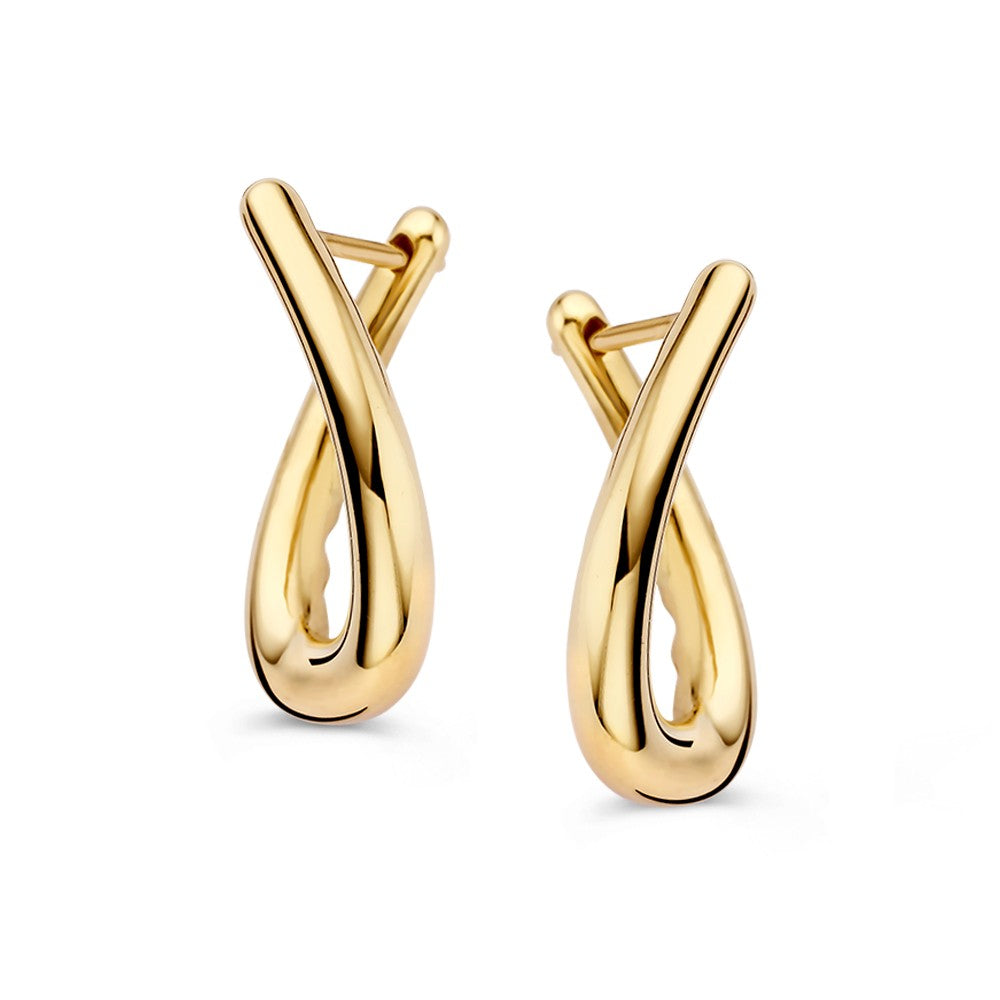 Geelgouden oorringen met een speelse twist-vorm en glanzende afwerking.
