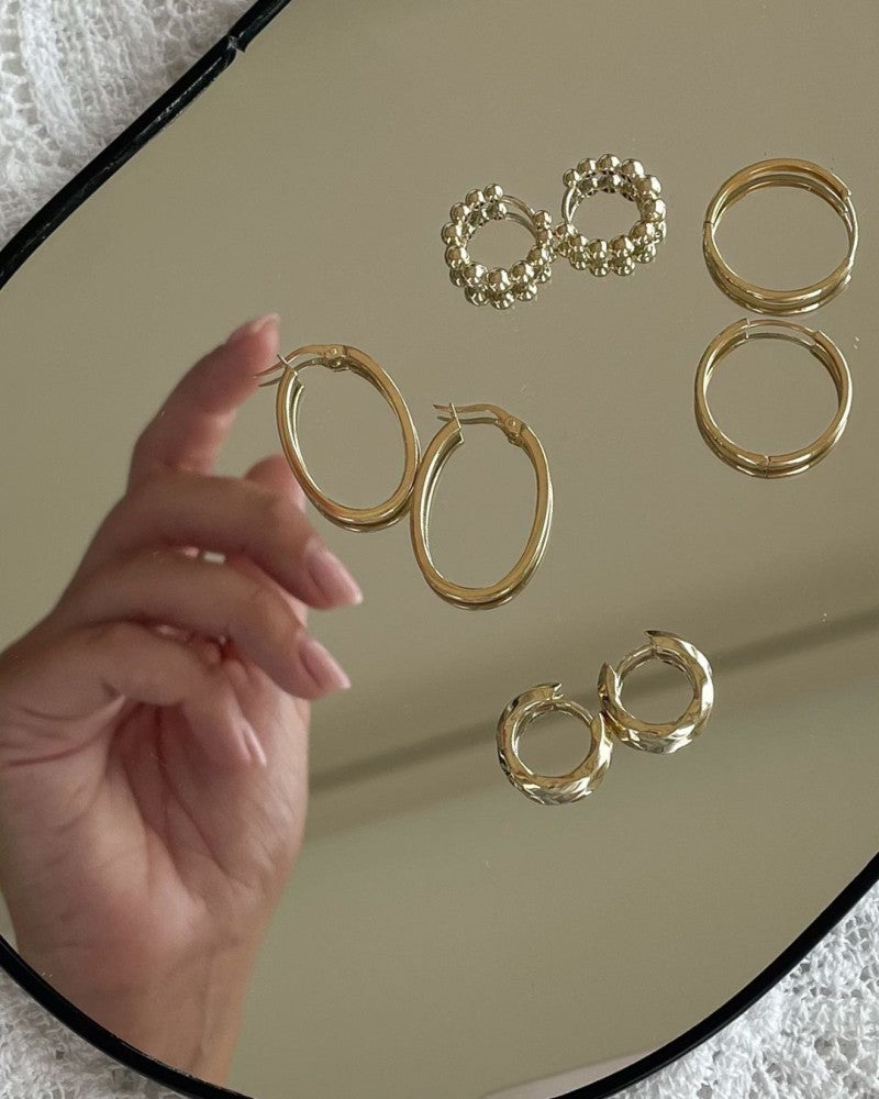 Geelgouden Oorringen met Gedraaide Band – Tijdloze Elegantie