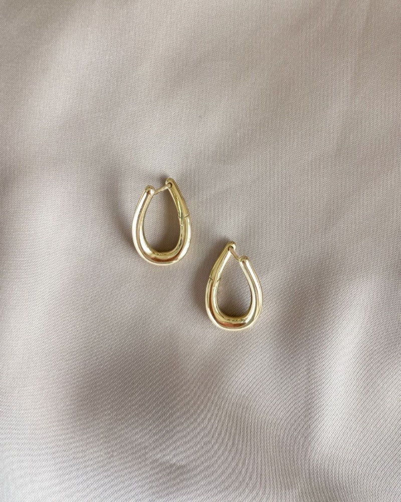 Speelse Geelgouden Oorringen met Twist – Elegantie in Beweging