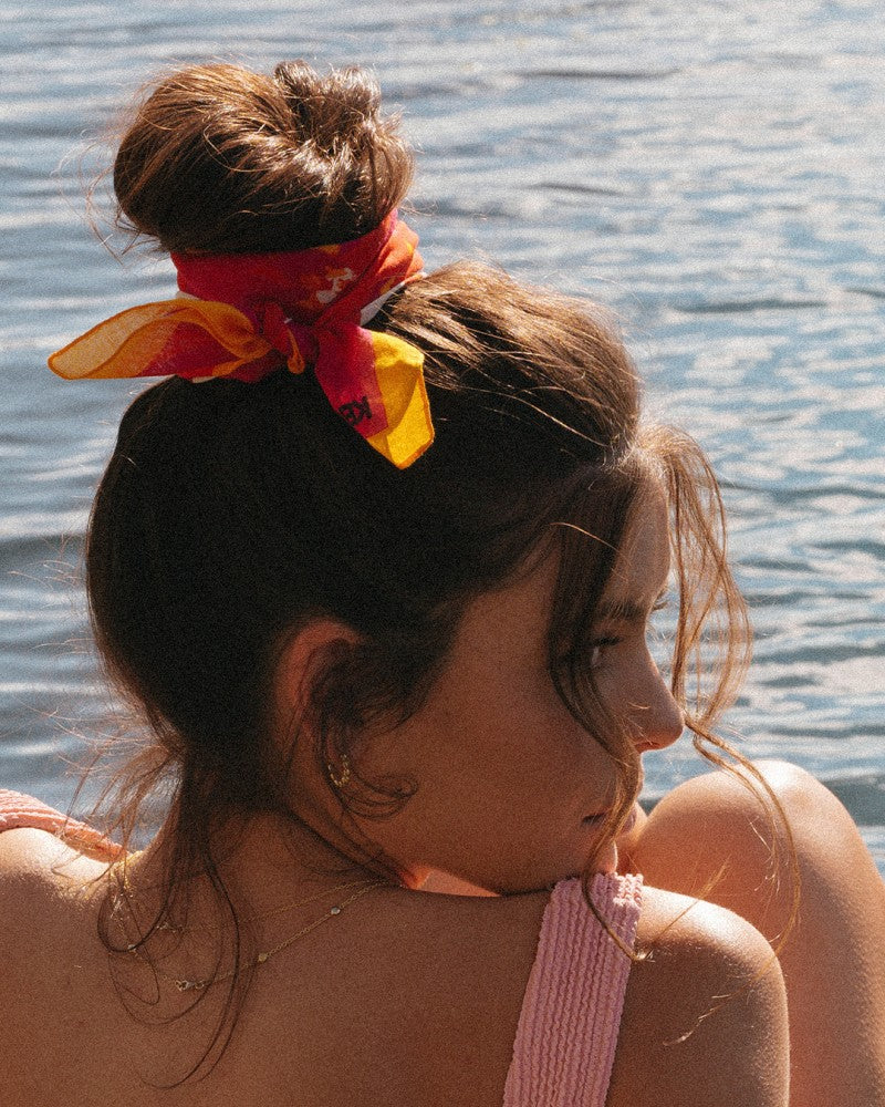 Speelse Geelgouden Oorringen met Gouden Bolletjes – Subtiele Elegantie