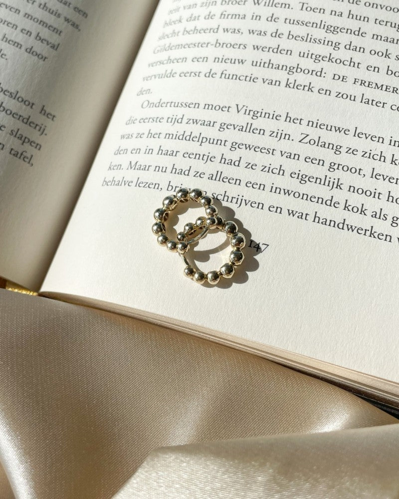 Speelse Geelgouden Oorringen met Gouden Bolletjes – Subtiele Elegantie