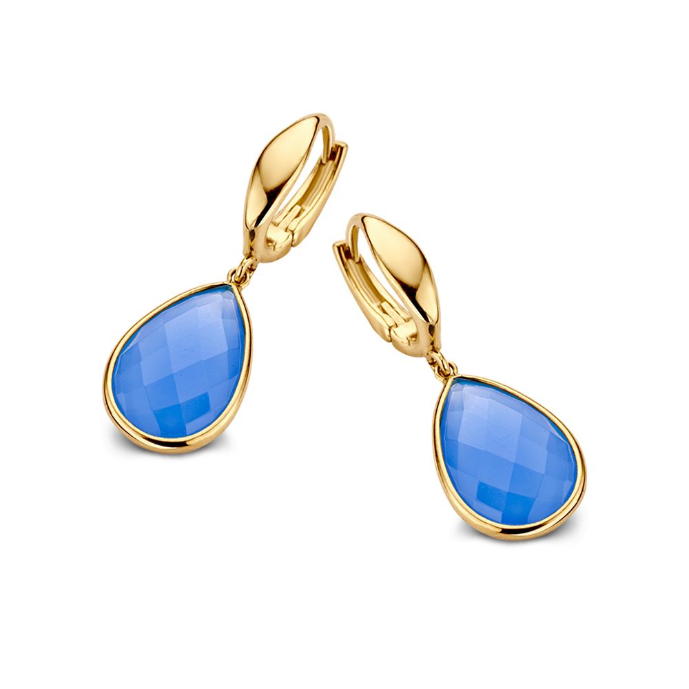 Geelgouden oorringen met druppelvormige blauw chalcedoon in een facetgeslepen afwerking.