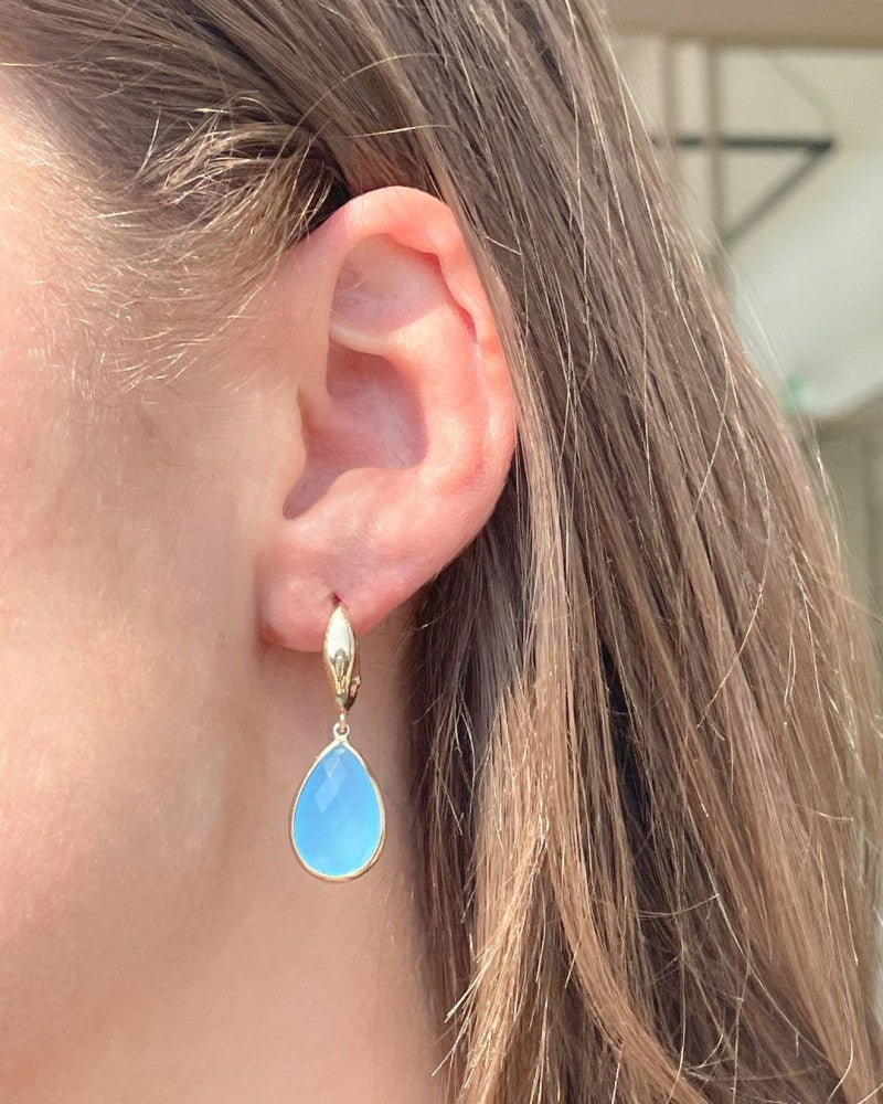 Geelgouden Oorringen met Blauw Chalcedoon – Elegantie in Kleur
