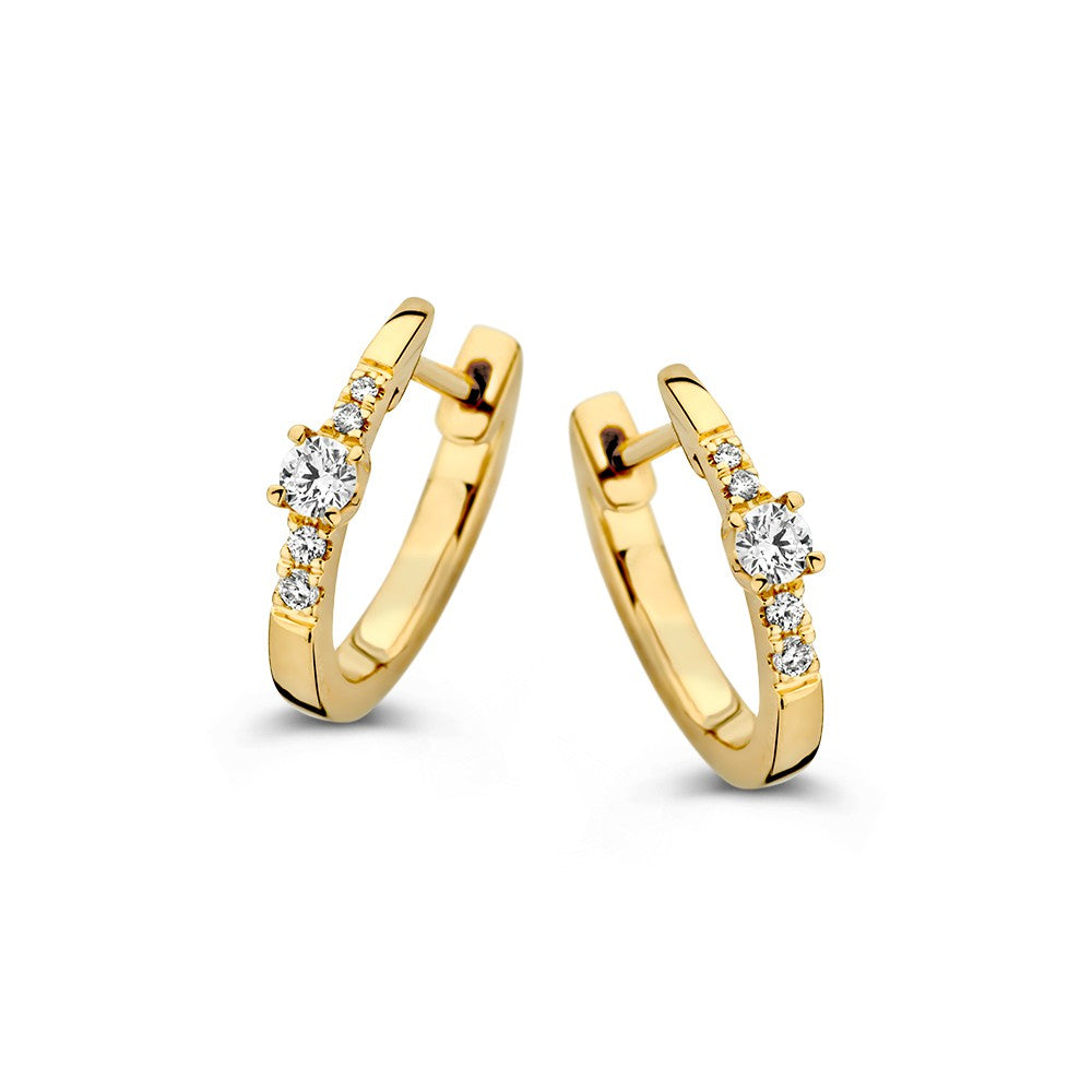 Geelgouden oorringen van 14 karaat met briljantgeslepen diamanten, 13 mm breed.