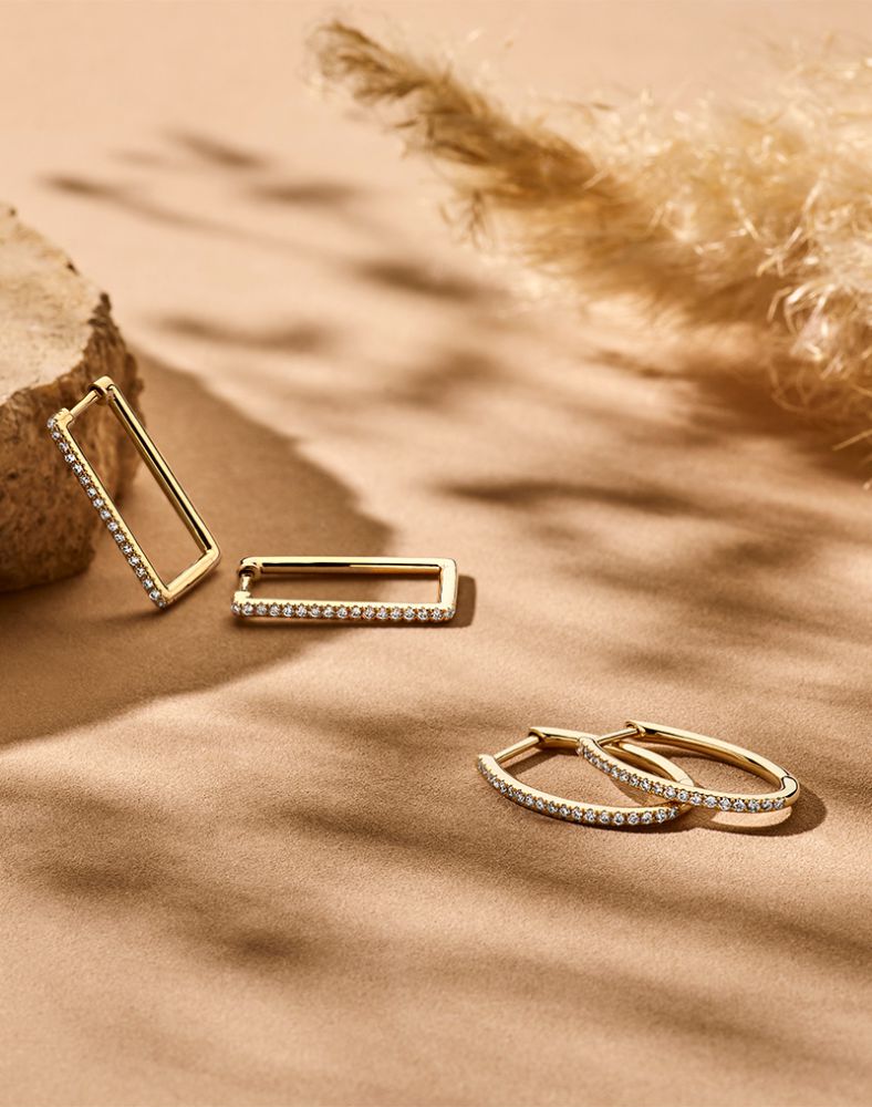 Stijlvolle Geelgouden Oorringen met Diamant in Strak, Rechthoekig Design