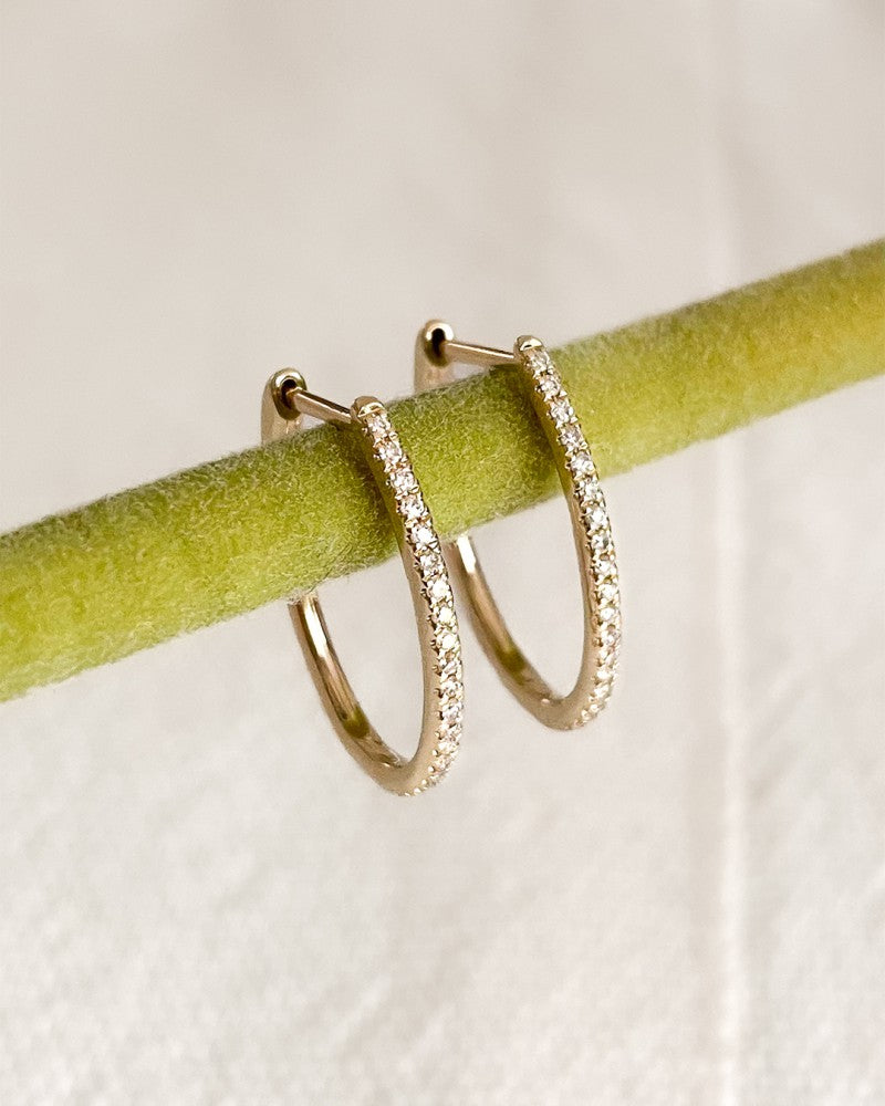 Prachtige Geelgouden Ovale Oorringen met Fijne Diamanten – Subtiele Elegantie 0,18 crt.