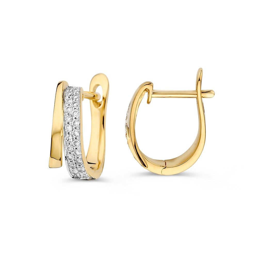 Een paar Excellente Sieraden Oorringen geelgoud briljant 0,18 crt.: 14 karaat goud hoepels met een modern kriskras ontwerp, fonkelende witte stenen aan de ene kant, gepolijst goud aan de andere kant en veilige scharniersluitingen.