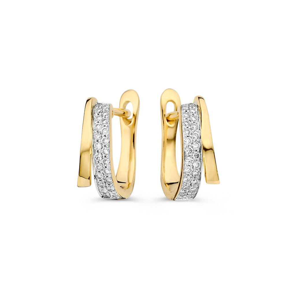 Excellent Jewelry Oorringen geelgoud briljant 0,18 krt.: een paar 14 karaat gouden oorringen met een modern ontwerp en sprankelende witte briljanten aan de voorzijde.