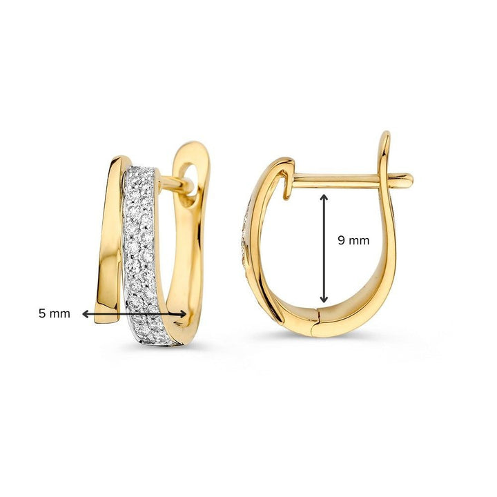 De Oorringen geelgoud briljant 0,18 crt. van Excellent Jewelry zijn gemaakt van 14 karaat goud, bezet met kleine diamanten aan de voorkant en meten 5 mm breed en 9 mm hoog.