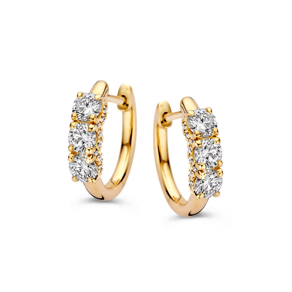 Geelgouden oorringen met drie diamanten in chatonzetting, totaalgewicht 1,18 crt.